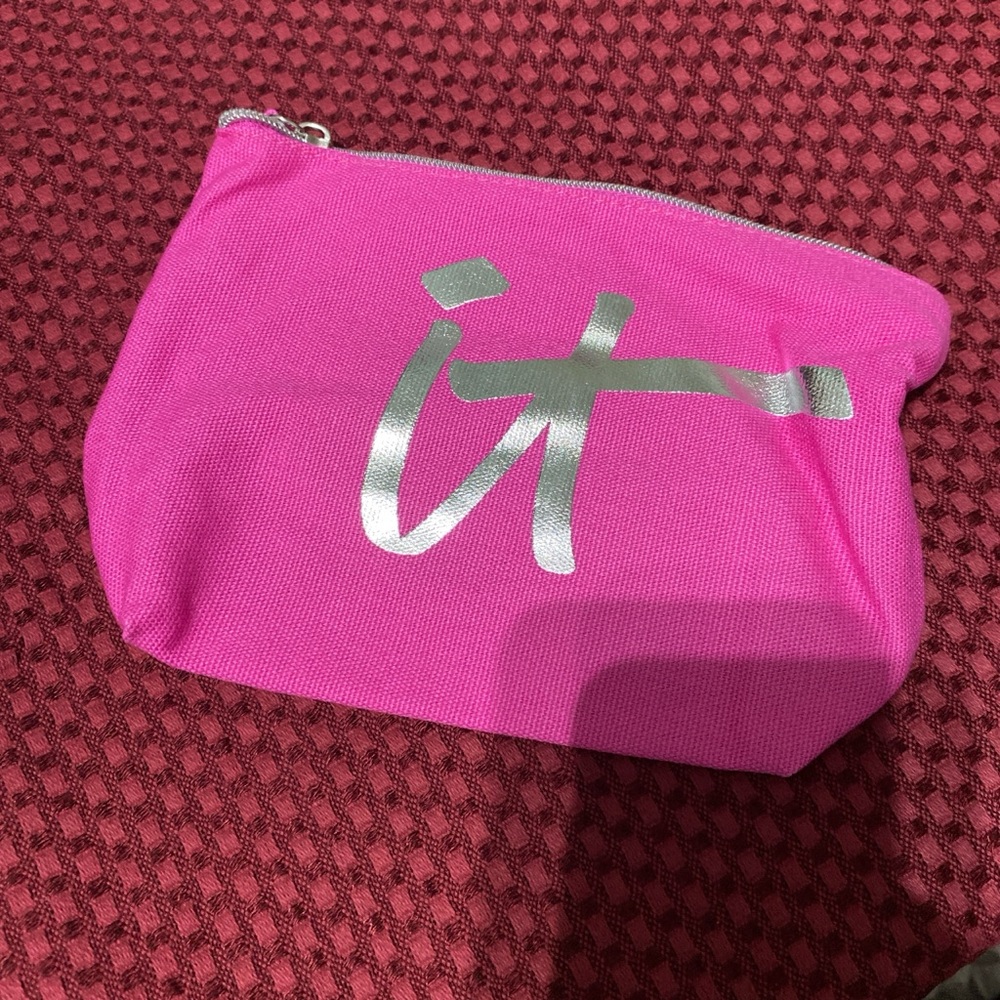 it cosmetics pink bag